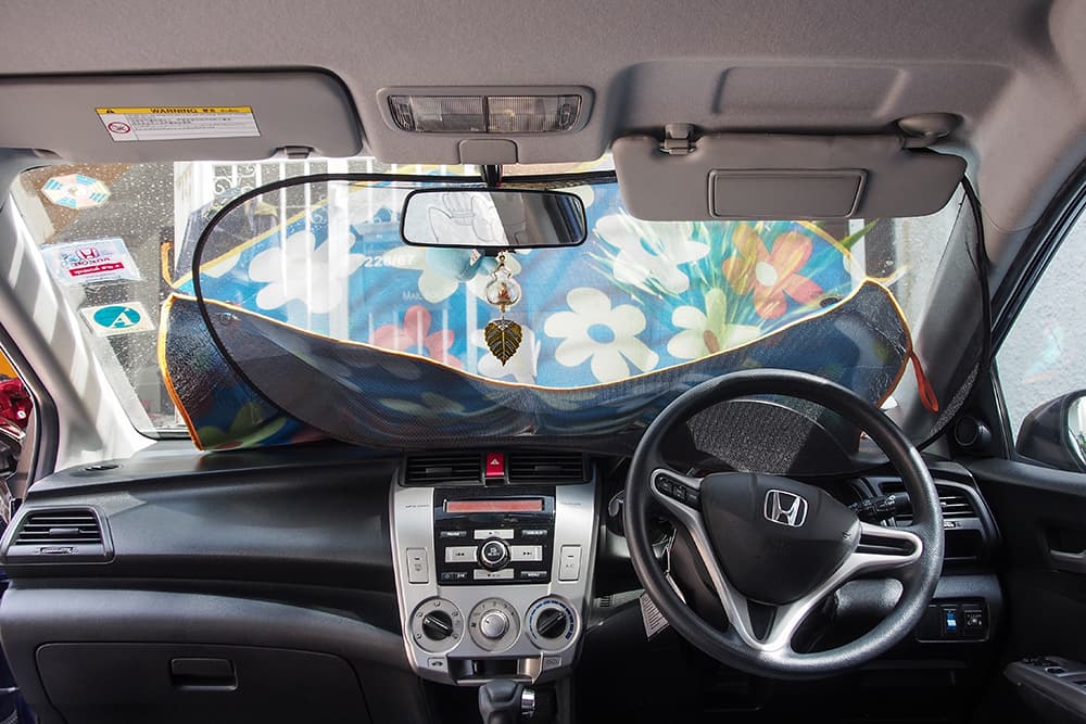 Before use Front windshield shade